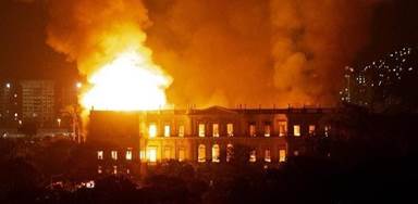 Um incêndio maciço engole o Museu Nacional do Rio de Janeiro, um dos mais antigos do Brasil (AFP PHOTO / STR)