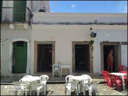 Uma imagem contendo vivendo, edifício, cadeira, quarto

Descrição gerada automaticamente